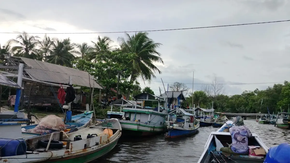 Perahu para nelayan tambat labuh di dermaga di anakan sungai karena kondisi cuaca tidak menentu. (Fauziannur/Radar Sampit)&nbsp;