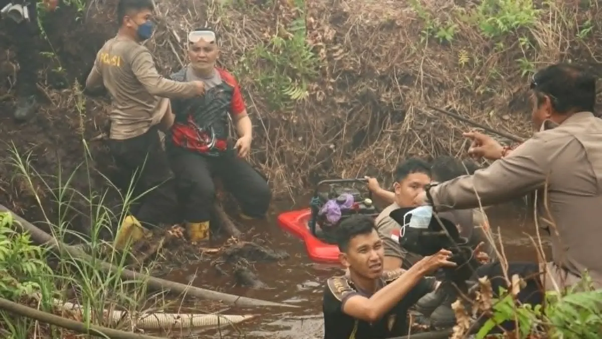 Personel Polda Kalteng, saat bahu membahu menangani karhutla di sekitar Kota Palangka Raya, belum lama tadi. (istimewa)