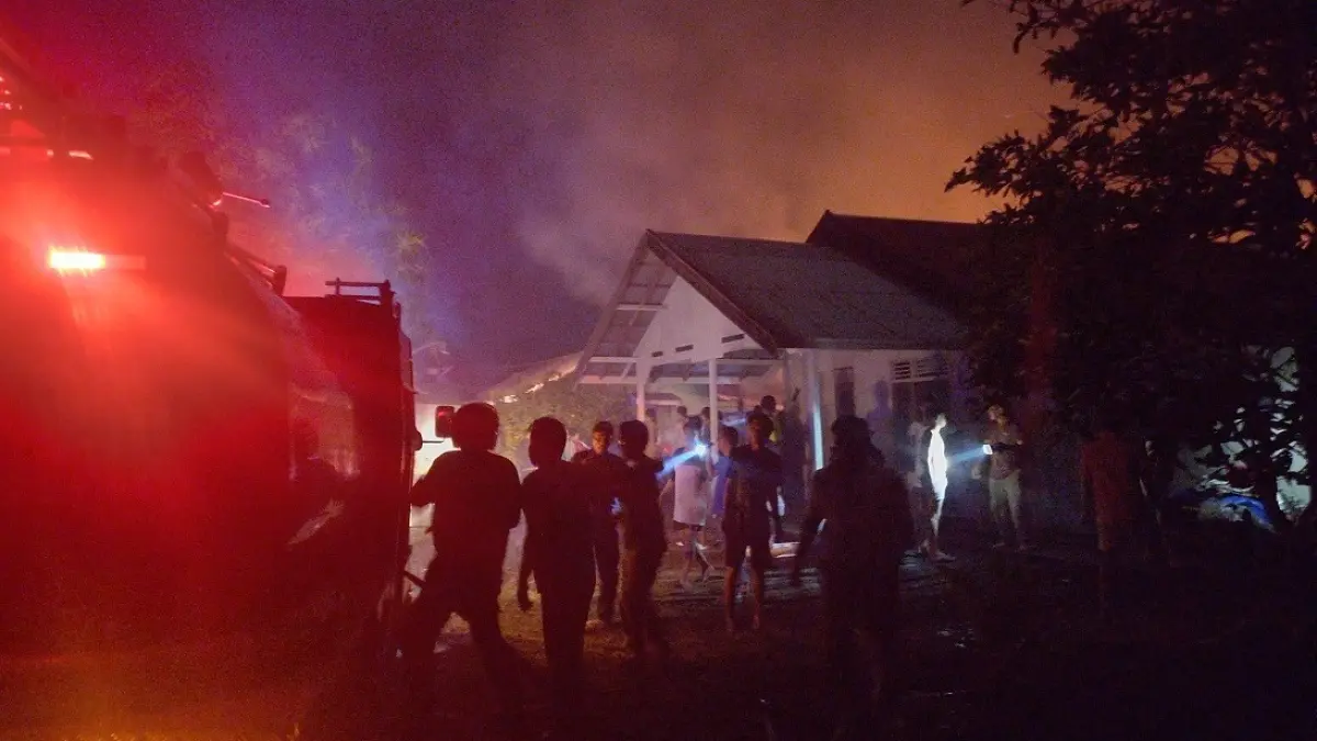 Petugas Damkar Seruyan berjibaku memadamkan kebakaran pemukiman di Kampung Kumai, Kuala Pembuang. Kamis (27/8) lalu. &nbsp;(Rifani/Radar Sampit)&nbsp;