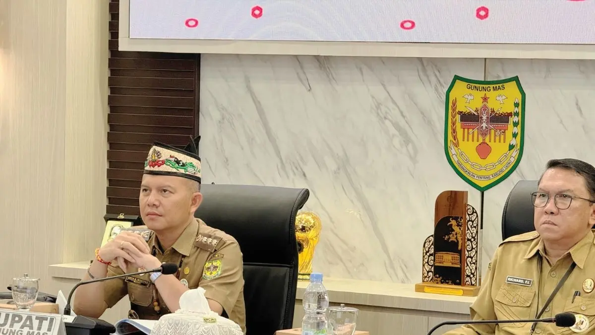 RAKOR: Bupati Gumas Jaya Samaya Monong (kiri) dan Sekda Gumas Richard saat memimpin rapat koordinasi Karhutla, Selasa (1/9/2026). FOTO: MMC GUMAS/RADAR SAMPIT