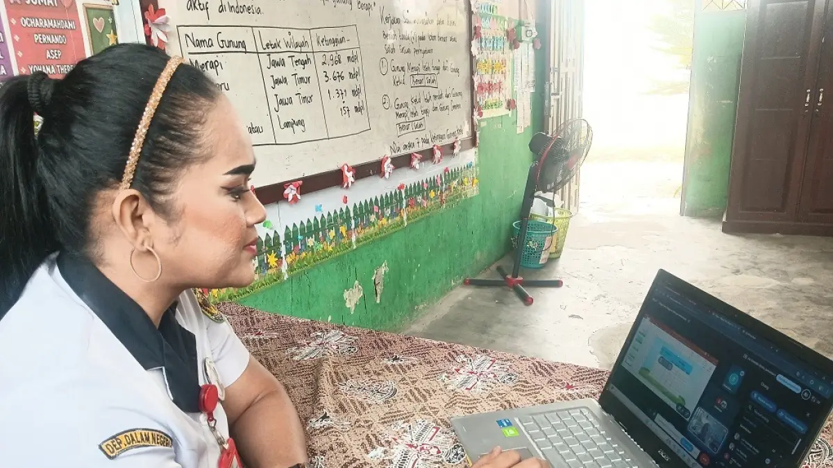 Salah satu guru di SDN 3 Tampang Tumbang Anjir,  saat memberikan pembelajaran secara daring. (istimewa)