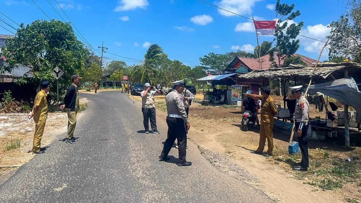 Satlantas Polres Seruyan bersama Dinas PUPR Seruyan mengukur badan dan bahu jalan di kawasan Simpang 3 SMAN 1 Kuala Pembuang, Rabu (2/9). &nbsp;(Polres Seruyan/Radar Sampit)&nbsp;