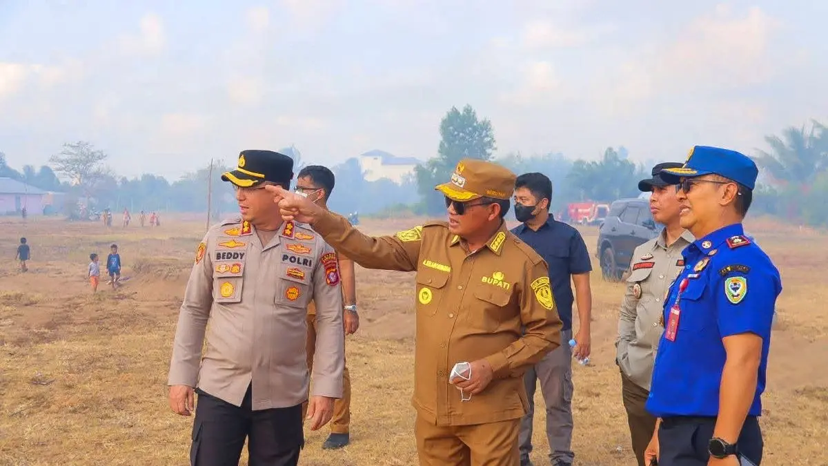TERJUN LANGSUNG: Bupati Seruyan Ahmad Selanorwanda meninjau langsung penanganan kebakaran hutan dan lahan (Karhutla) di Kuala Pembuang, belum lama tadi. FOTO: RIFANI/RADAR SAMPIT