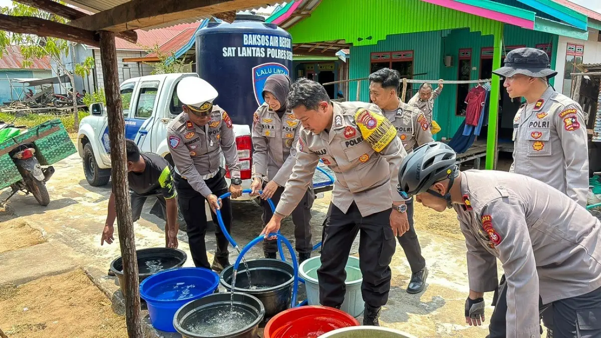 Tim Satgas Edukasi Lemdiklat Polri bersama jajaran Polres Seruyan menyalurkan bantuan air bersih kepada warga RT 10, Desa Sungai Undang, Kecamatan Seruyan Hilir, Kamis (3/9).   (Polres Seruyan/Radar Sampit) 