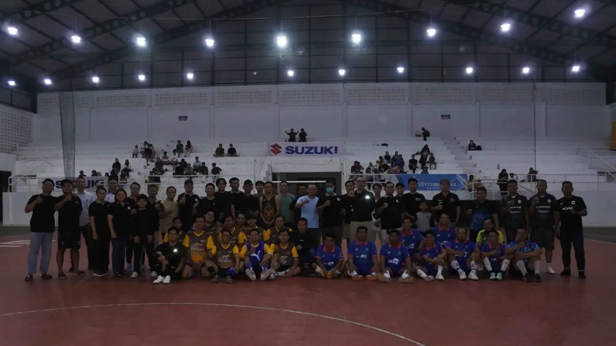 Turnamen futsal di lapangan futsal area Stadion 29 November Sampit dibuka dengan laga yang mempertemukan Suzuki dan MTF. ( Heru/Radar Sampit)