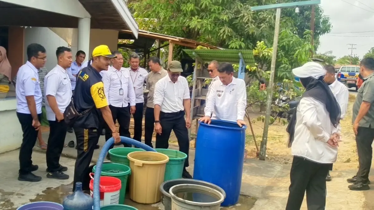 Bupati Seruyan Ahmad Selanorwanda memantau perdistribusian bantuan air bersih untuk warga Desa Bangun Harja, Rabu (2/9/2026) sore. &nbsp;(Rifani/Radar Sampit) &nbsp;