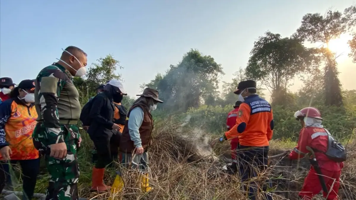 CEK LAPANGAN: Bupati Kobar Hj Nurhidayah saat mengecek penanganan karhutla, pemkab siagakan tim penanganan 24 jam. (prokom/radar sampit)