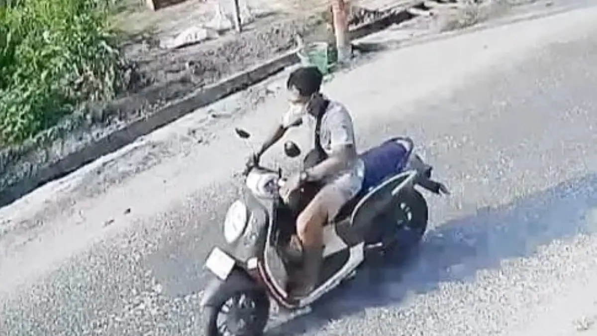 CURANMOR: Pelaku pencurian sepeda motor milik petugas sensus terekam kamera pengawas saat beraksi di Jalan Pinang IV, Sampit. FOTO: IST/RADAR SAMPIT