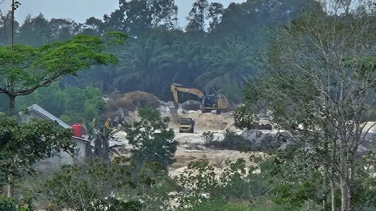 DIDUGA ILEGAL: Aktivitas galian C yang diduga ilegal beroperasi di Kelurahan Baru, Kecamatan Arut Selatan, Kotawaringin Barat (Kobar). FOTO: IST/RADAR SAMPIT