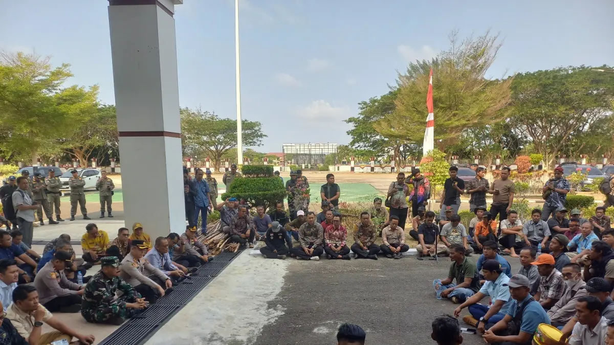 HADIR MENDENGARKAN: Plh Sekda Seruyan Bahrun Abbas berdialog bersama masyarakat terkait persoalan plasma di Seruyan, Kamis (3/8). (RIFANI/RADAR SAMPIT)