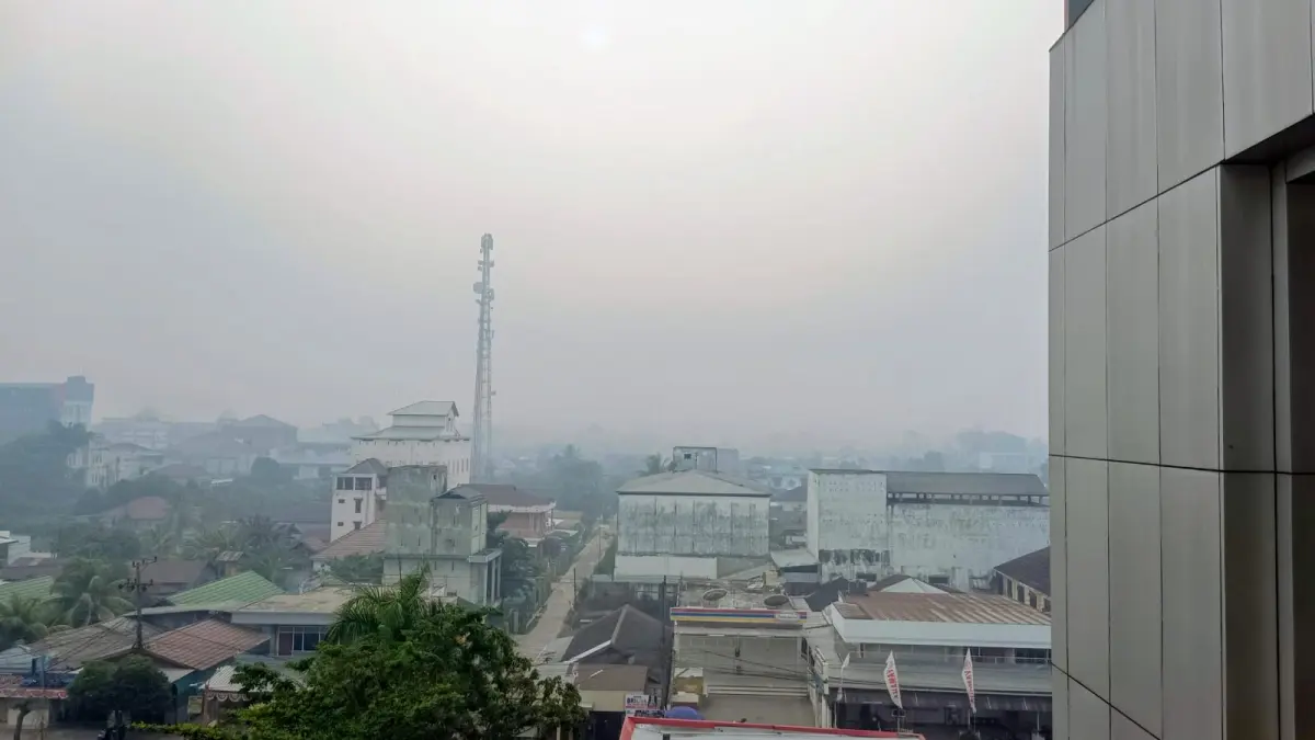 Kabut asap terpantau dari salah satu bangun tinggi di Sampit, Kabupaten Kotawaringin Timur, Jumat pagi (4/9/2026). (Usay Nor Rahmad/Radar Sampit)&nbsp;