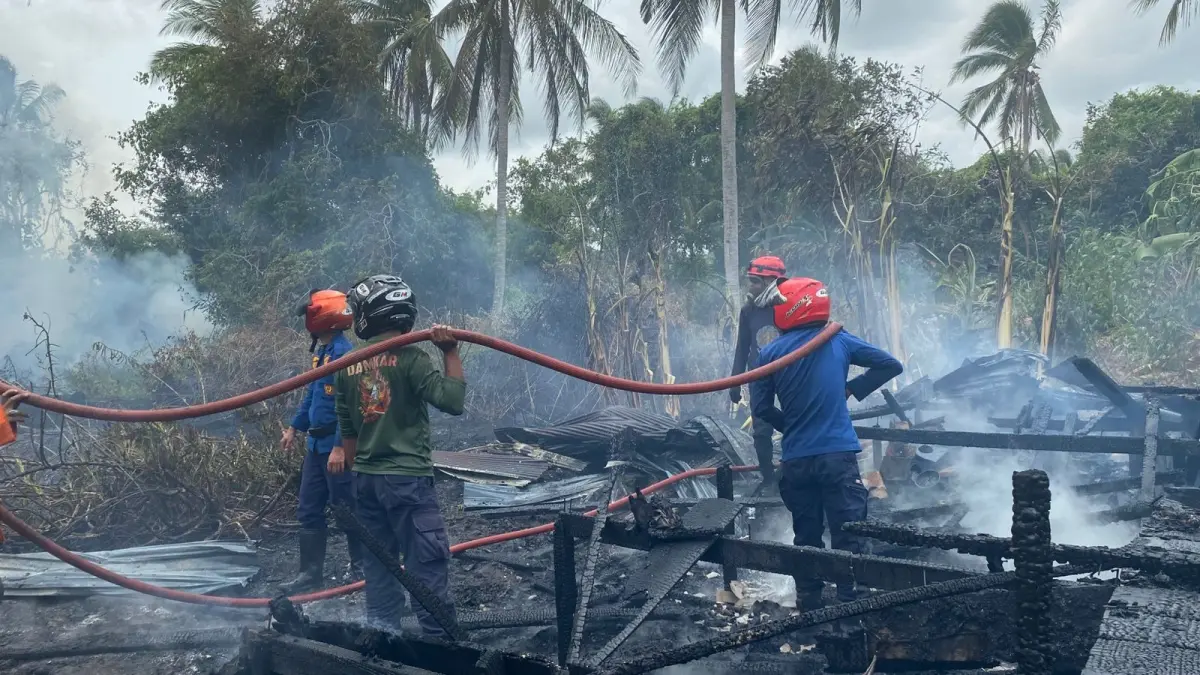 Kebakaran melanda rumah di Jalan Patimura RT 15, Kecamatan Kuala Pembuang II, Kabupaten Seruyan, Jumat (4/9) sekitar pukul 12.12 WIB. &nbsp; (Rifani/Radar Sampit)&nbsp;