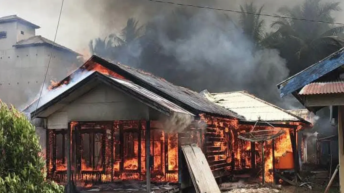 Kebakaran rumah warga di Desa Babaung, Kecamatan Pulau Hanaut, Kabupaten Kotawaringin Timur, Jumat (4/9/2026). (Warga/Radar Sampit)&nbsp;