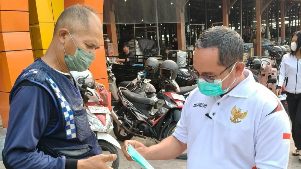 Kepala Kamenag Sukamara Akhmad Mujiyono saat membagikan masker kepada warga. (Fauziannur/Radar Sampit) 