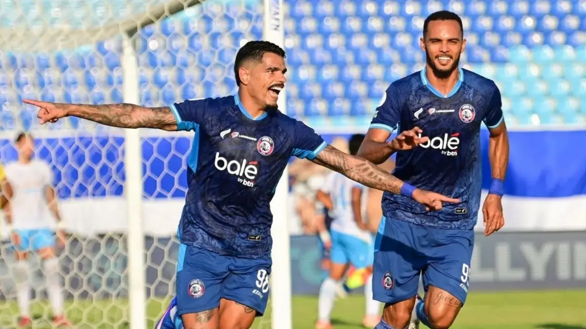 Pemain Arema FC saat merayakan salah satu gol kemenangan, saat menjamu Isenmulang Kalteng FC di Stadion Kanjuruhan pada laga perdana Super League 2026/2027, Jumat (4/9) sore.