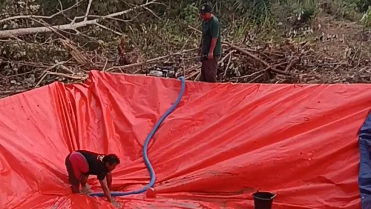 &nbsp;Penampungan sementara warga Despot untuk suplai air bersih dari Perumdam Tirta Arut. &nbsp;(Syamsudin/Radar Sampit)
