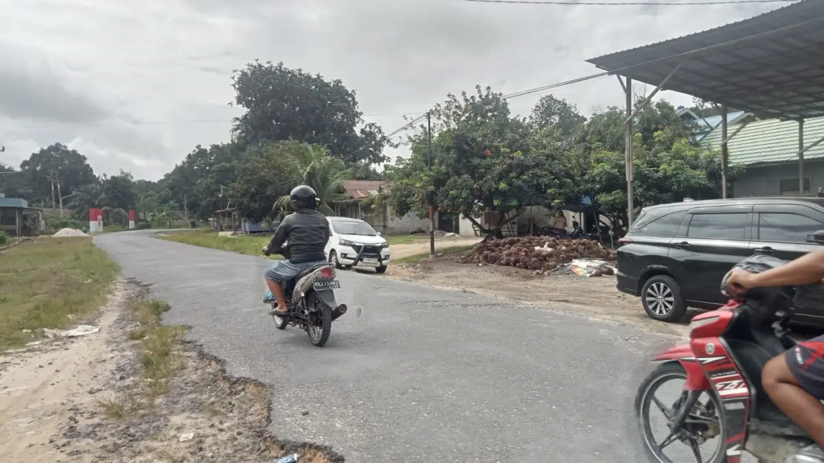 Perbaikan Jalan poros Kartamulia tahap pertama akan segera dikerjakan. (Fauziannur/Radar Sampit) &nbsp;