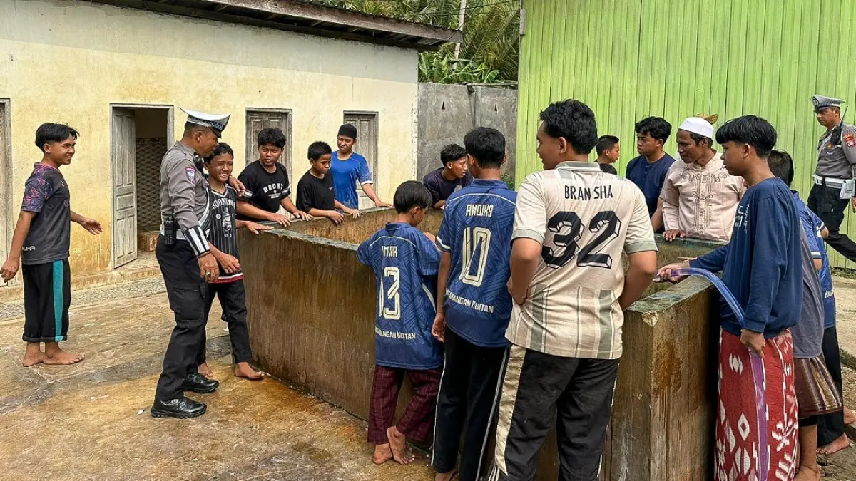 Personel Satlantas Polres Seruyan menyalurkan bantuan air bersih untuk Pondok Pesantren Nurul Zholam, Jumat (4/9). &nbsp; (Rifani/Radar Sampit)