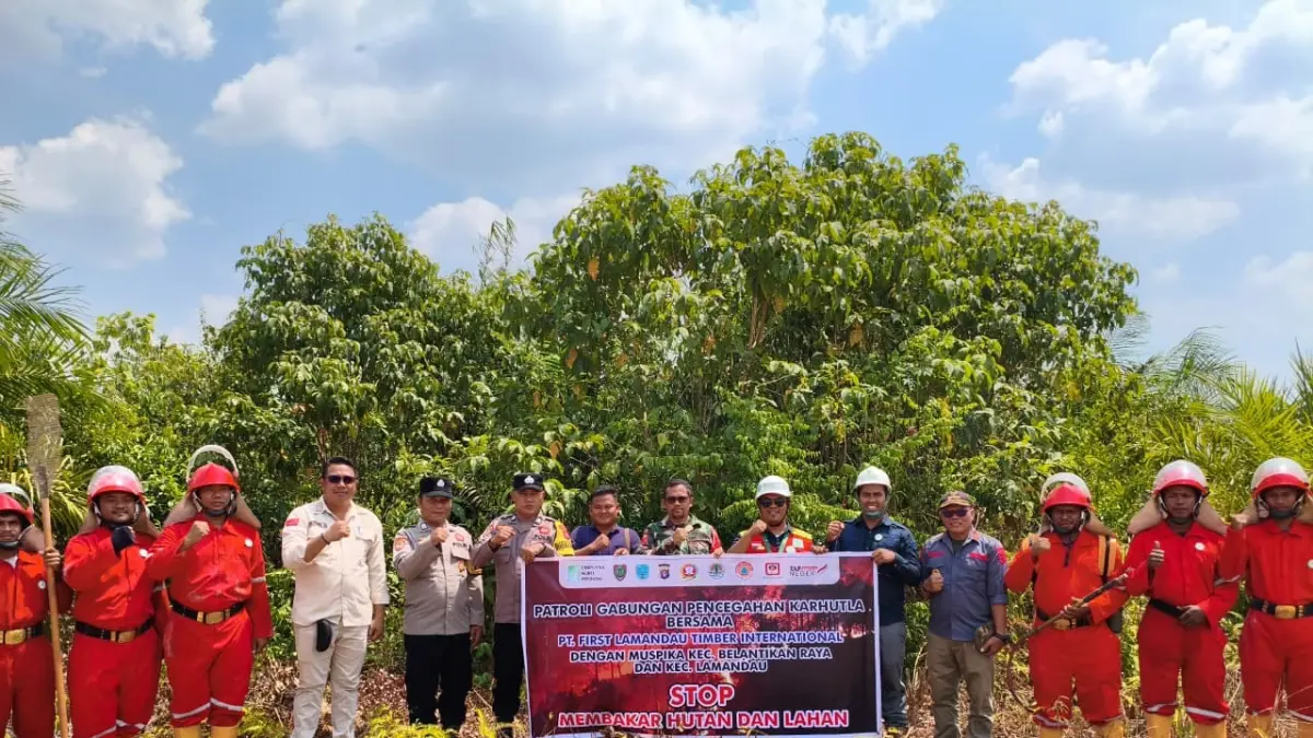 PT First Lamandau Timber International (FLTI) bersama para pemangku kebijakan lainnya melaksanakan Patroli Terpadu Pencegahan Karhutla di area rawan.