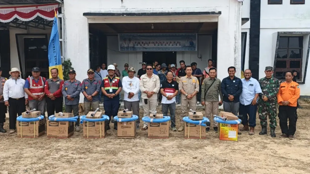 PT First Lamandau Timber International (FLTI) menyerahkan bantuan sarana dan prasarana pencegahan karhutla kepada lima desa dan dua kecamatan di Kabupaten Lamandau, sebagai bagian dari rangkaian Sosialisasi Pencegahan dan Penanggulangan Karhutla.
