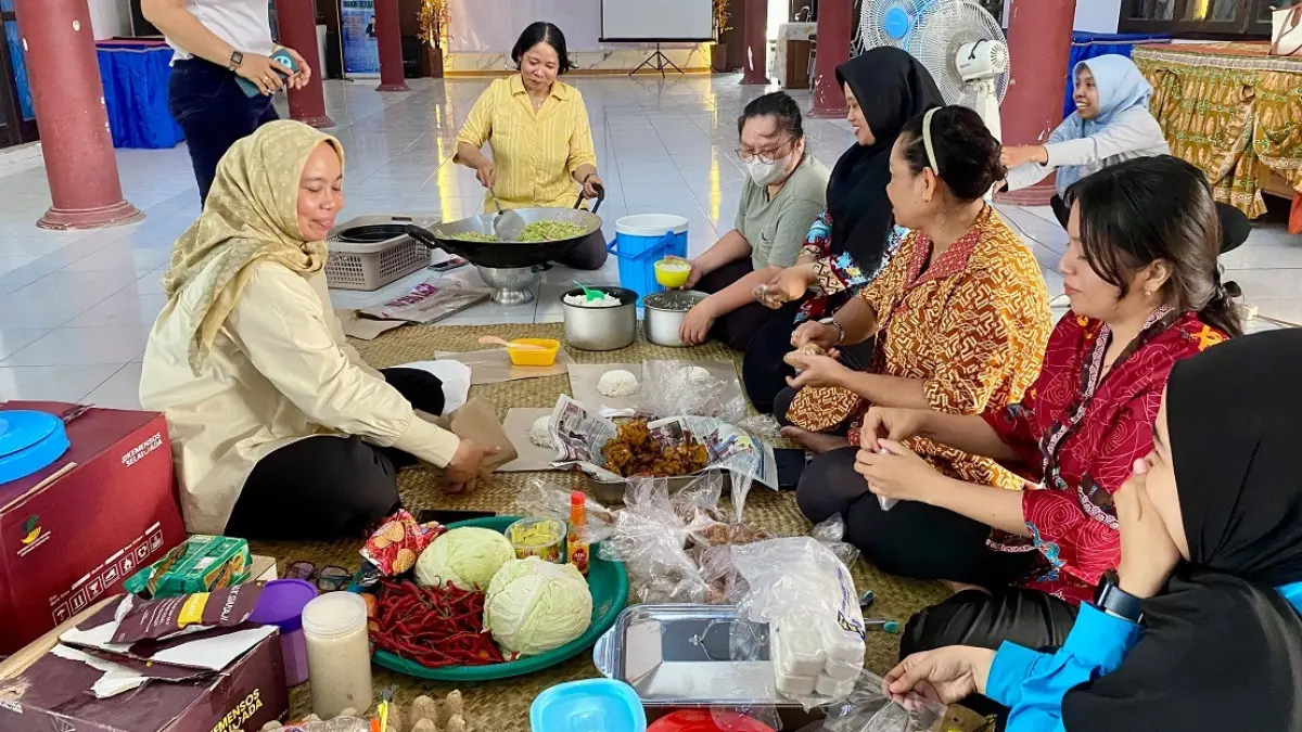 Sejumlah ASN dan relawan ikut memasak di dapur siaga karhutla di Dinas Sosial Lamandau. (Ria/Radar Sampit) 
