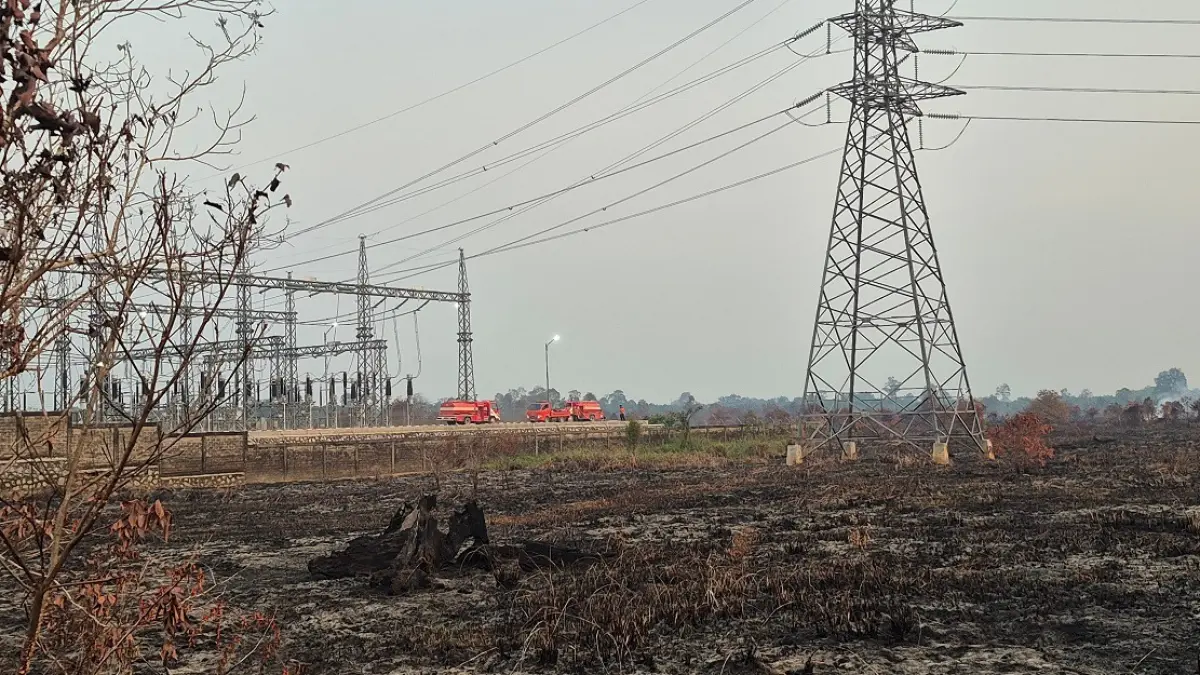 Tim Satuan Tugas (Satgas) Kebakaran Hutan dan Lahan (Karhutla) Kabupaten Lamandau menangani kebakaran di Desa Kujan, Kecamatan Bulik, Agustus lalu. (Ria/Radar Sampit)&nbsp;