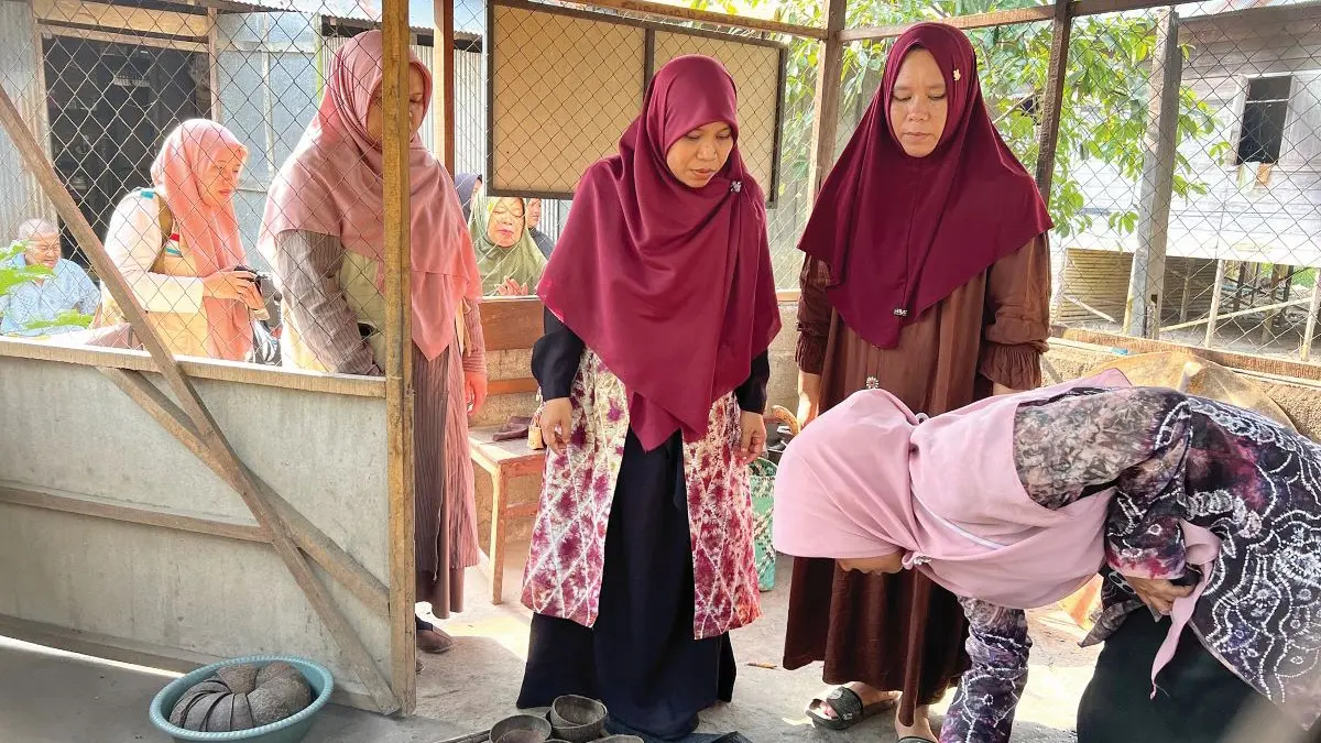 Tim YBM PLN Kalselteng saat melihat langsung proses dan hasil produksi Kelompok Usaha Cahaya Gula Aren di Desa Bawahan Pasar, Kabupaten Banjar, di dapur produksi yang merupakan bantuan dari YBM PLN Kalselteng.