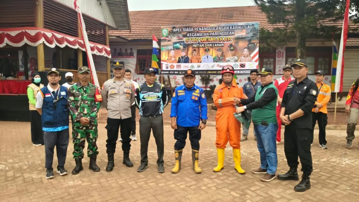 Wakil Ketua DPRD Kotim Juliansyah bersama Camat Parenggean Muhammad Jais dan tim gabungan saat mengikuti Apel Siaga Karhutla di Kantor Kecamatan Parenggean.&nbsp;