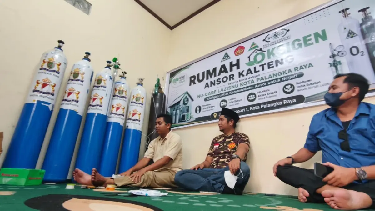 Warga memanfaatkan fasilitas rumah oksigen yang disediakan Gerakan Pemuda (GP) Ansor Kalimantan Tengah. (DODI/RADAR SAMPIT)