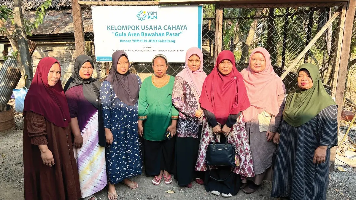 YBM PLN Kalselteng terus mendorong kemandirian ekonomi masyarakat melalui program pemberdayaan UMKM di Kelompok Usaha Cahaya Gula Aren di Desa Bawahan Pasar, Kabupaten Banjar, melalui kegiatan pendampingan pengembangan produk, Kamis (27/8/2026).