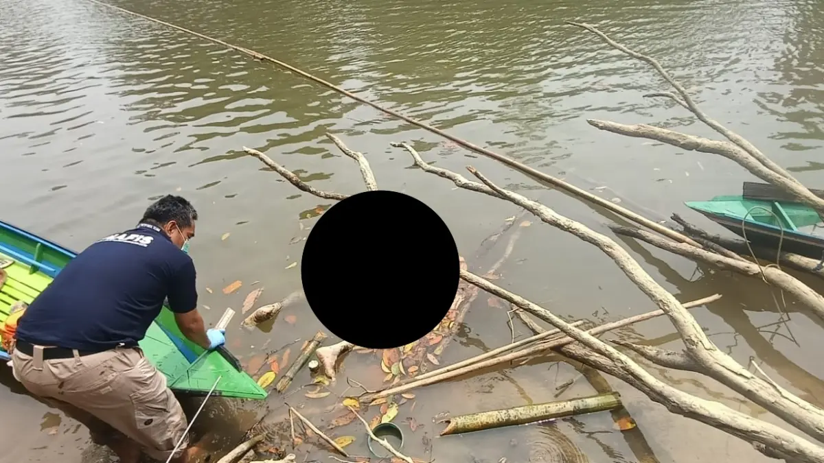 EVAKUASI: Aparat Kepolisian Sektor Bulik, saat akan mengevakuasi sesosok mayat di Sungai Tamiang, Kecamatan Bulik, Kabupaten Lamandau, Kalteng,  Sabtu (5/9) sekitar pukul 10.30 WIB (Ria Mekar/Radar Sampit)
