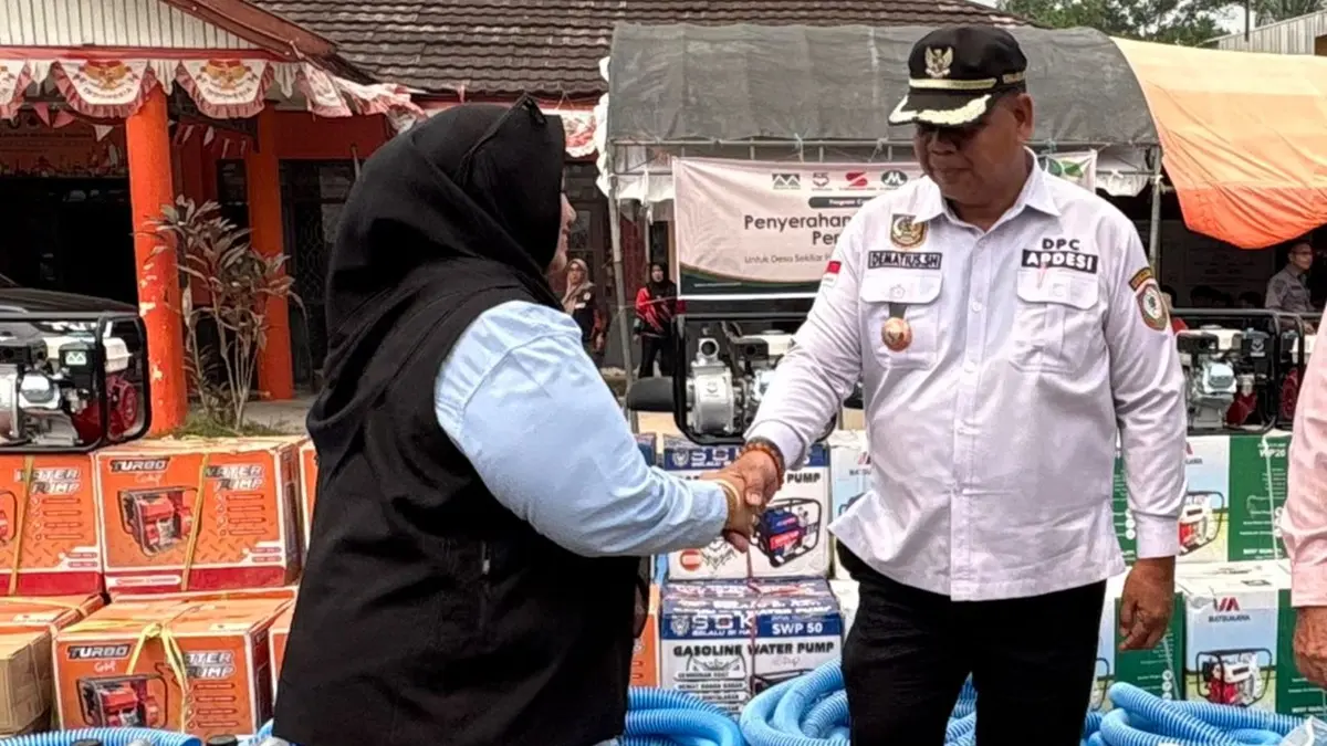 INTERAKSI: Wabup Kotim Irawati menyalami Kepala Desa Sebabi Dematius usai kegiatan penyerahan bantuan dari perusahaan di Posko Karhutla BPBD Kotim, Sabtu (5/9).YUNI/RADAR SAMPIT