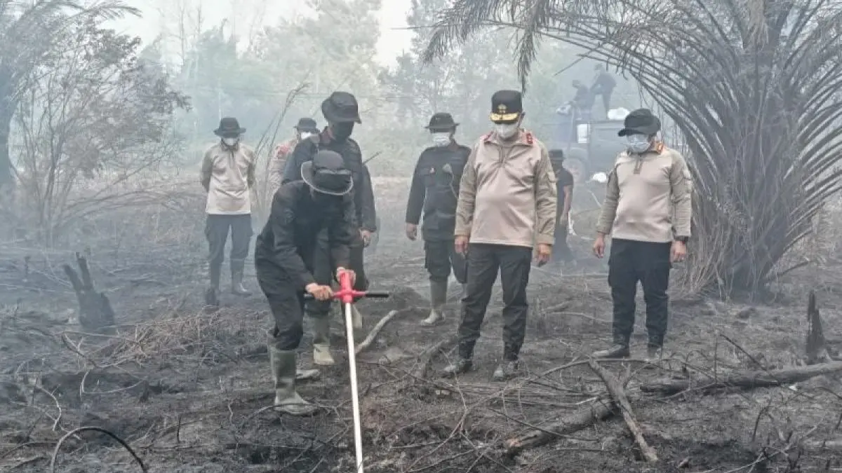 Kapolda Kalteng, Irjen Pol Iwan Kurniawan, pada saat meninjau personel melakukan penyemprotan cairan Hartindo AF31 ke dalam gambut di lokasi karhutla di Jalan Dulin Kandang, Kota Palangka Raya, Jumat (4/9). ANTARA