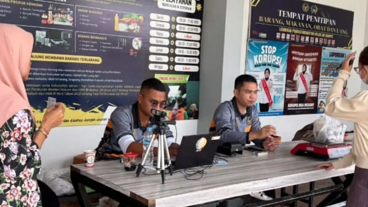 PEMERIKSAAN: Pemeriksaan terhadap barang bawaan keluarga yang berkunjung ke Lapas Kelas IIB Sampit, Sabtu (5/9). (Lapas Sampit/Radar Sampit)