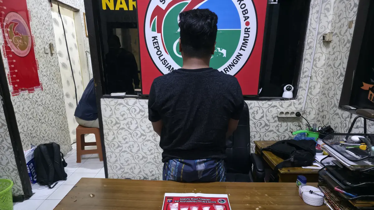 PENGEDAR SABU:  M, pria 32 tahun ini saat menjalani pemeriksaan di Kantor Polisi karena terlibat narkoba