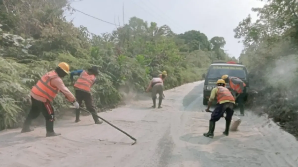 Satgas DPUPR saat membersihkan tumpukan material pasir yang menutup jalan aspal di Desa Sungai Bakau, Kecamatan Kumai, Kabupaten Kotawaringin Barat, Sabtu 5 September 2026.
