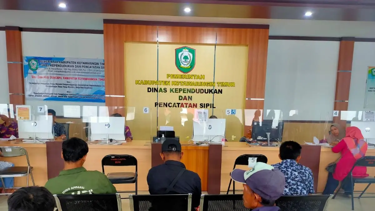 
ADMINDUK: Pelayanan adminduk di Kantor Disdukcapil Kotim. FOTO: DOK. YUNI/RADAR SAMPIT
