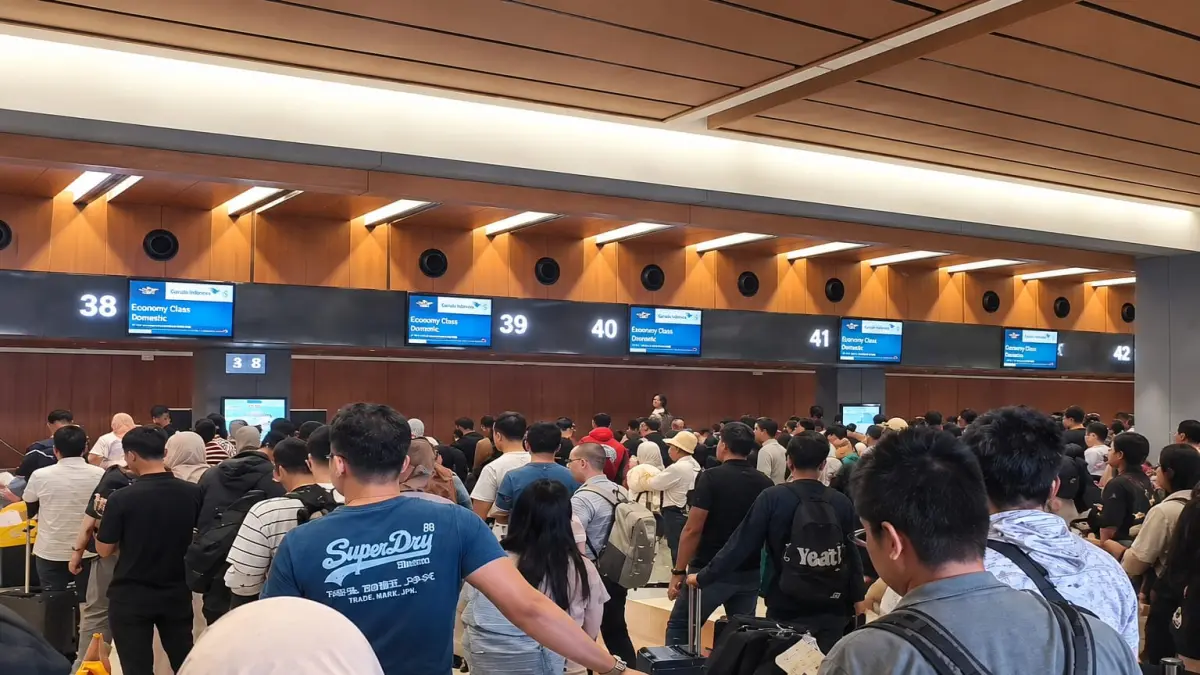 Antrean penumpang yang terdampak erupsi Gunung Anak Krakatau di Bandara Internasional Soekarno-Hatta, Minggu (6/9).  (Istimewa)