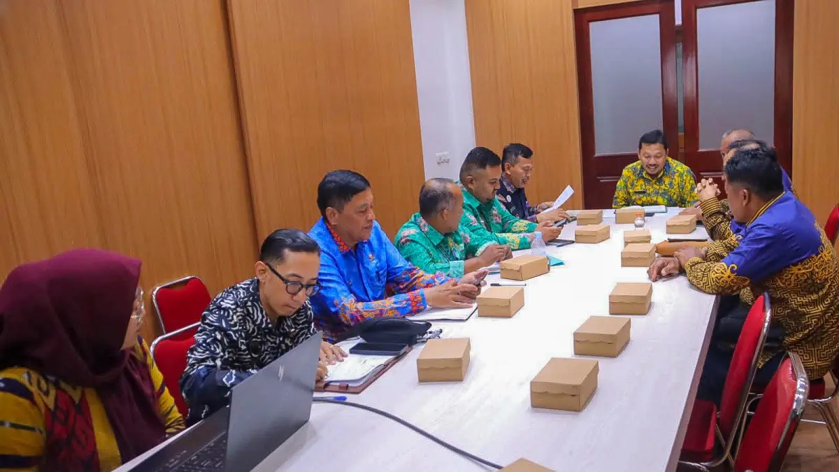 Asisten III Sekda Seruyan Yudiansyah memimpin rapat pembahasan kendala pelayanan pengujian kendaraan bermotor di UPUBKB Km
115, Kamis (3/9). (istimewa/protokol)
