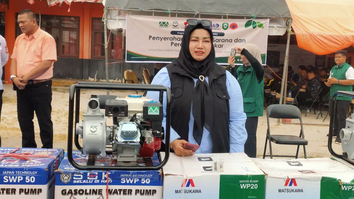 BANTUAN: Wabup Kotim Irawati mengapresiasi perusahaan yang telah memberikan bantuan untuk penanganan Karhutla di Kotim, Sabtu (5/9/2026). FOTO: YUNI/RADAR SAMPIT 