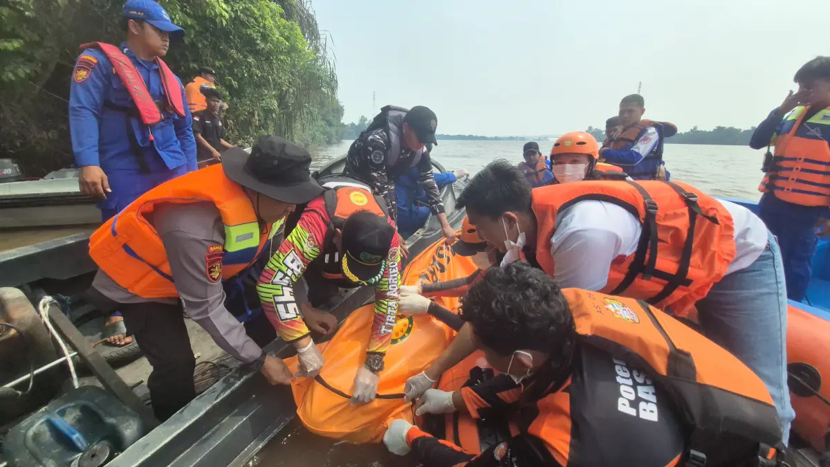 DITEMUKAN MENINGGAL: Tim SAR gabungan saat mengevakuasi jasad Eka Riani di Sungai Kapuas, penyebab korban tercebur belum terungkap. (Basarnas/Radar Sampit)