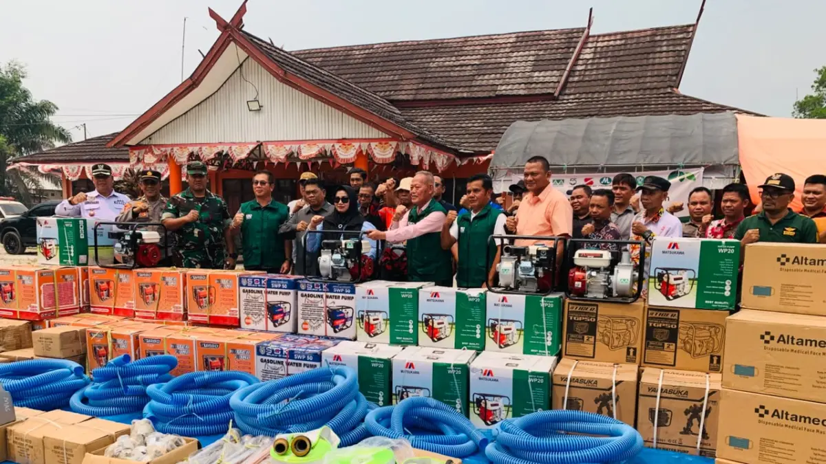 Foto bersama Pemerintah Kabupaten Kotawaringin Timur, perwakilan perusahaan PT GAP, kecamatan dan desa yang menerima bantuan sarana dan peralatan Damkar.