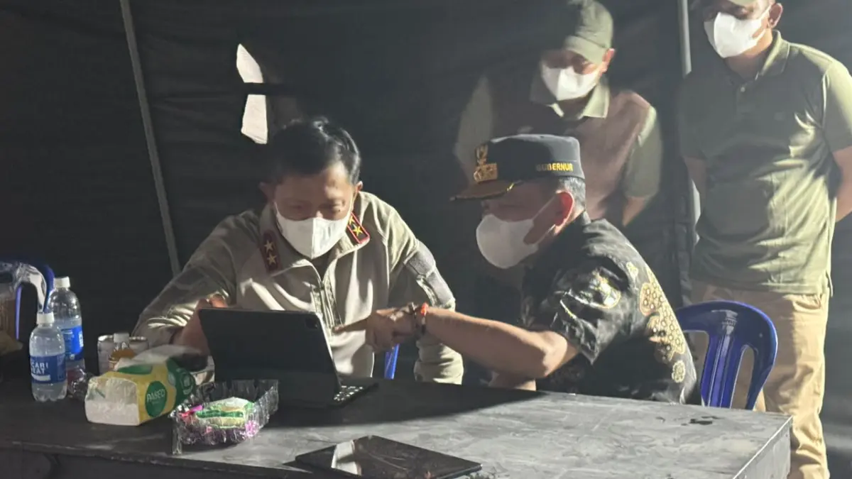 Gubernur Kalteng dan Kapolda Kalteng saat di sala satu posko penanganan karhutla, saat memantau titik api, baru-baru tadi.(istimewa)