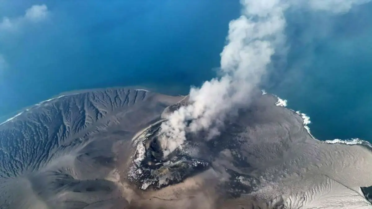 Gunung Anak Krakatau di Selat Sunda, yang sedang mengalami erupsi dan langsung berdampak pada dunia penerbangan. (antara/ho/kementrian ESDM)
