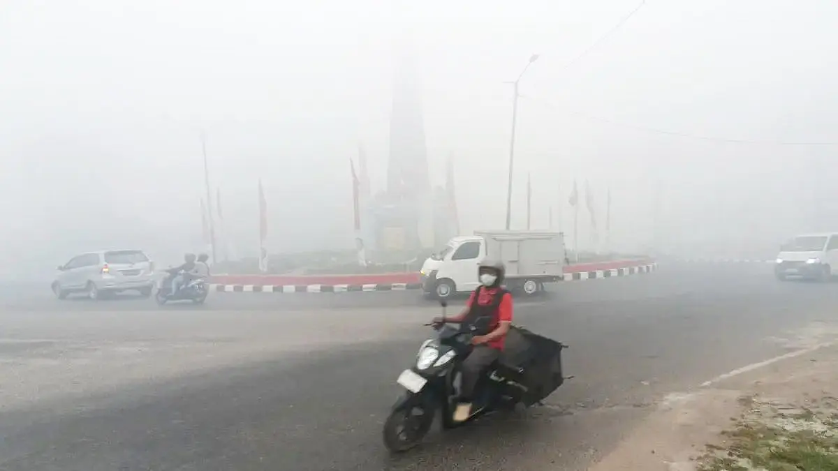KABUT ASAP: Sejumlah pengendara di Kota Sampit, Kotawaringin Timur menerobos pekatnya asap akibat Karhutla, beberapa waktu lalu. FOTO: DOK.  USAY NOR RAHMAD/RADAR SAMPIT