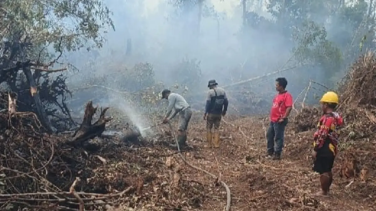 KARHUTLA : Personel Polsek Parenggean saat mendatangi hotspot di Desa Manjalin, Kecamatan Parenggean, Kotim, Sabtu (5/9/2026). FOTO: IST/RADAR SAMPIT