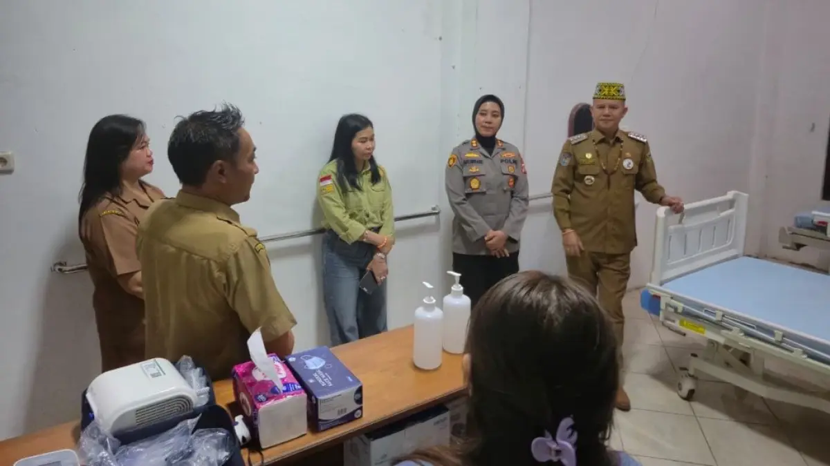 MENINJAU : Bupati Gumas Jaya Samaya Monong didampingi Kapolres Gumas AKBP Arum Sari Puspita Dewi, dan Direktur RSUD Kuala Kurun Heriyanto meninjau rumah oksigen di RSUD Kuala Kurun, pekan lalu. FOTO : DISKOMINFO SANTIK GUMAS/RADAR SAMPIT