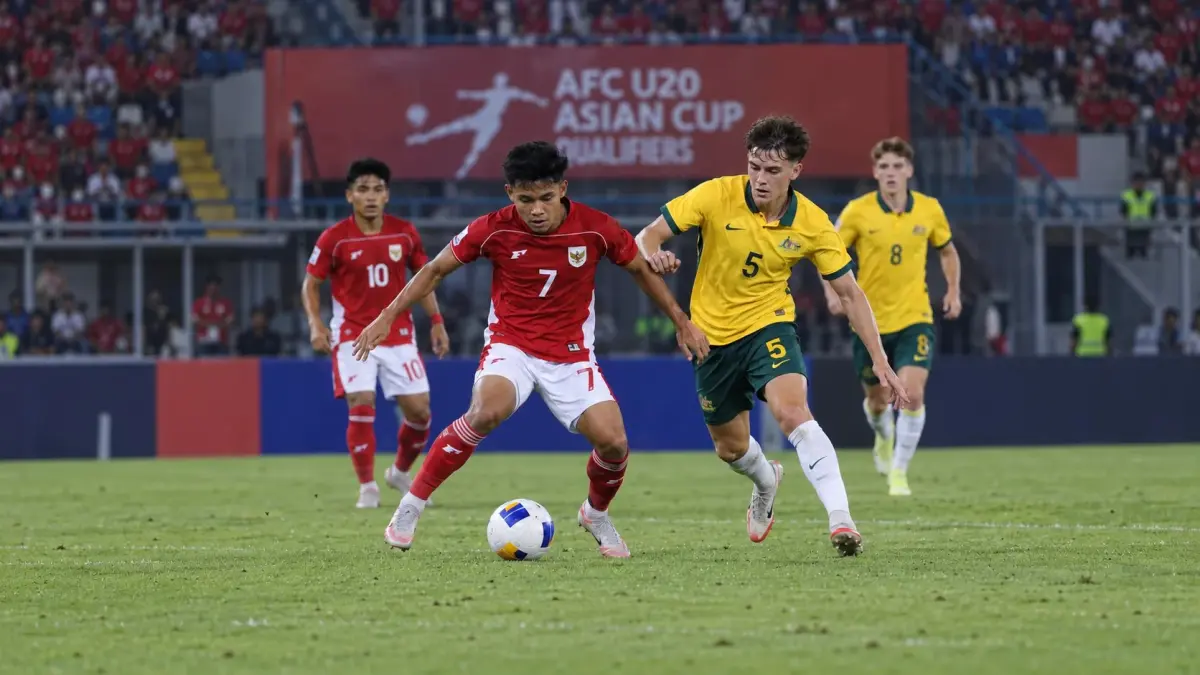 Pemain Timnas Indonesia U-20, saat berhadapan dengan pemain timnas Australia U-20 dalam fase group kualifikasi Piala Asia U-20, Minggu (6/9).(int)