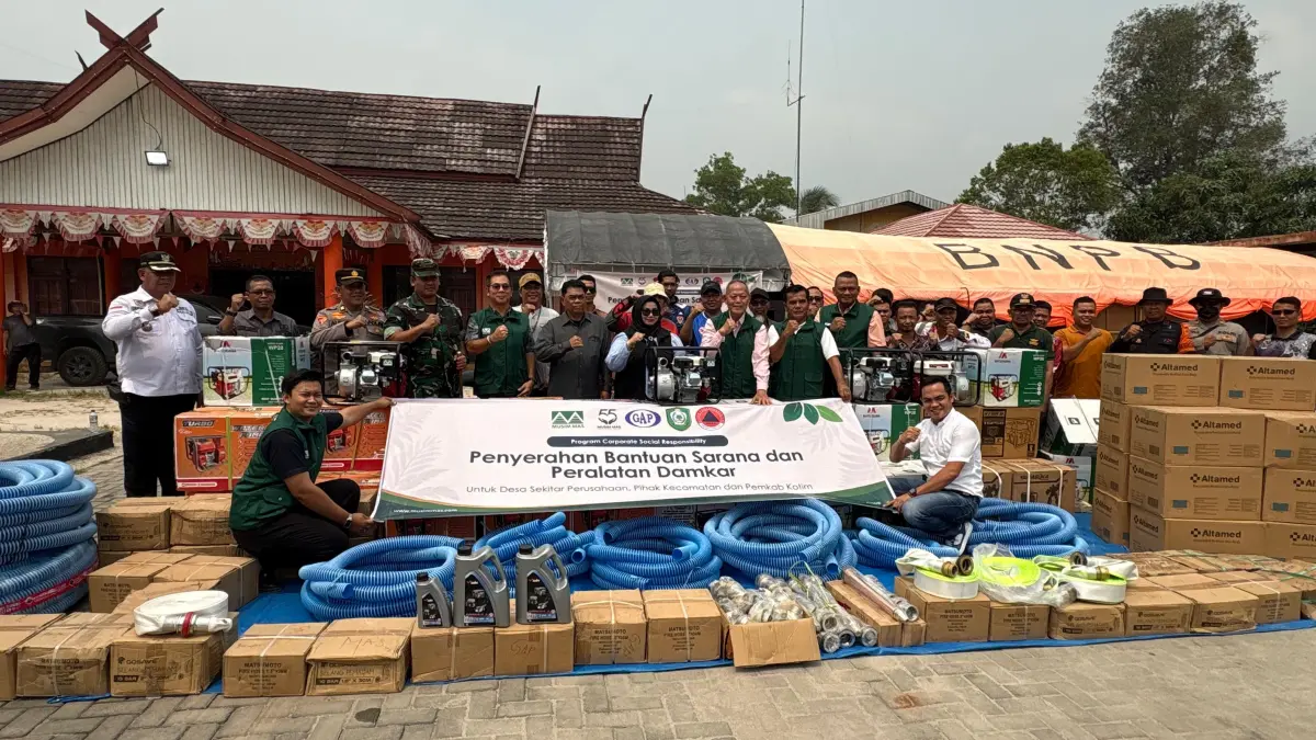 PENYERAHAN BANTUAN: Penyerahan bantuan sarana dan peralatan Damkar dari PT GAP, di Posko Karhutla BPBD Kotim, Sabtu (5/9/2026). (YUNI/RADAR SAMPIT)