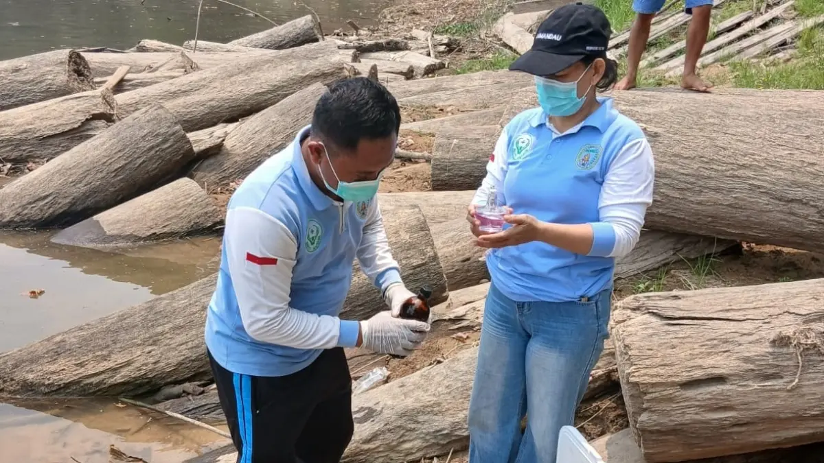 Perumdam melakukan pengecekan mutu dan kualitas air baku Sungai Lamandau untuk memastikan kondisi air sebelum distribusi kembali dilakukan. (Ria/Radar Sampit)  